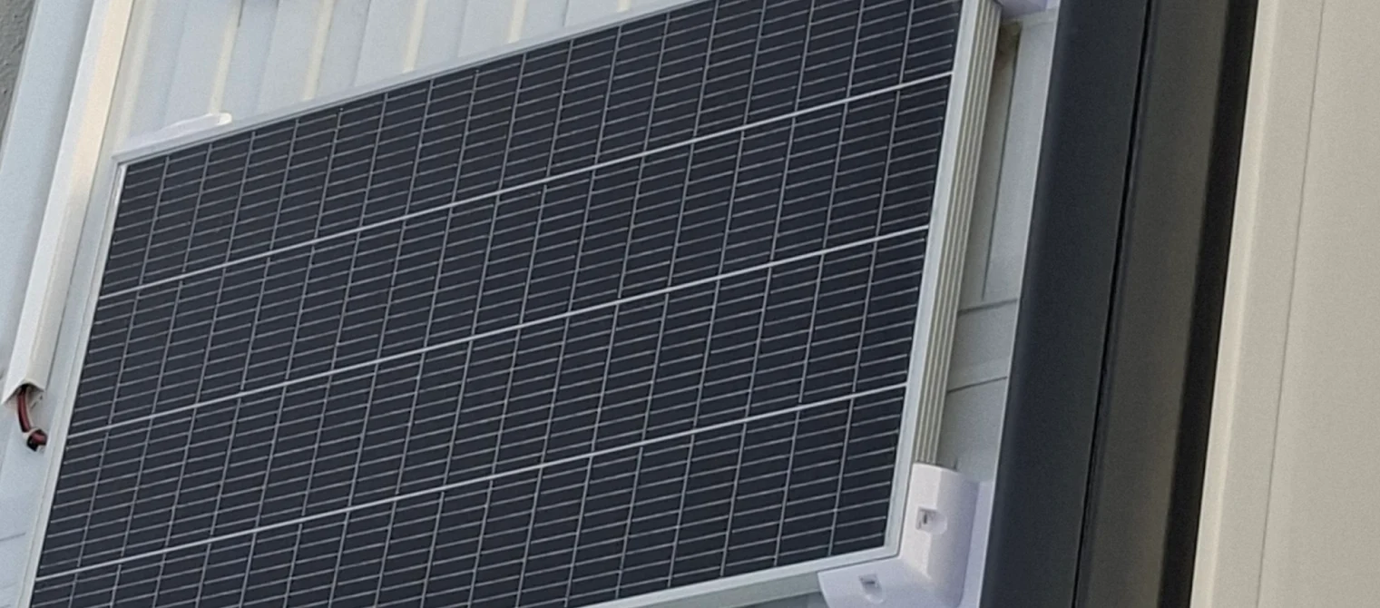 Solarpanel auf einem Gebäude, montiert an der Wand.