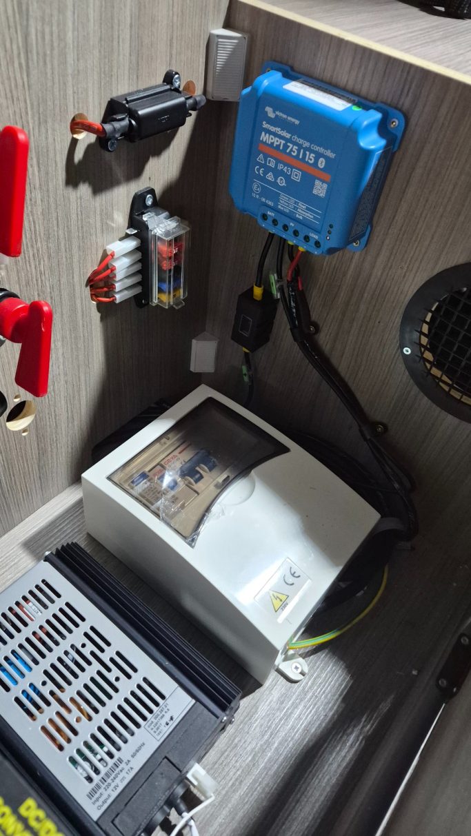 Elektronische Steuerungseinheit mit Kabeln und Komponenten in einem Gehäuse.