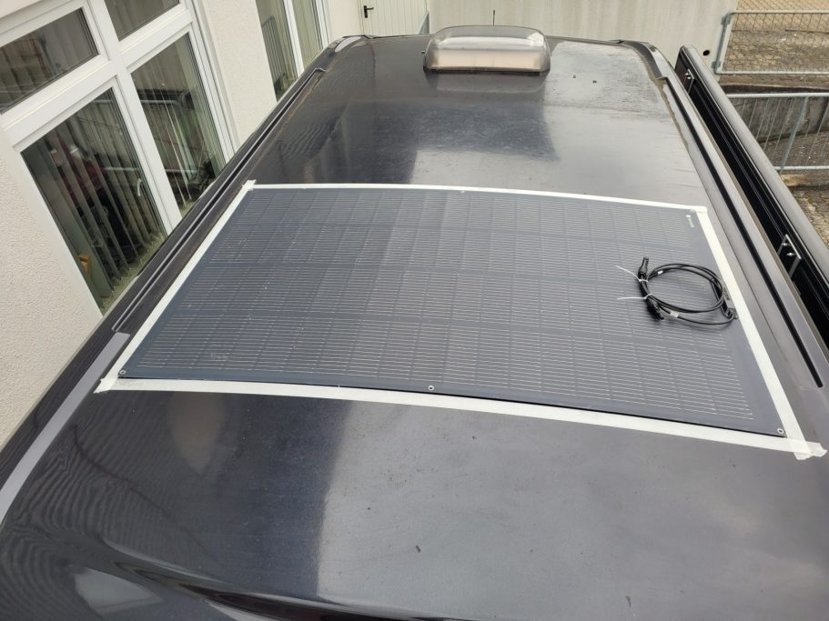 Dach mit Solarpanel, umgeben von weißen Markierungen und einer Kabelansicht.