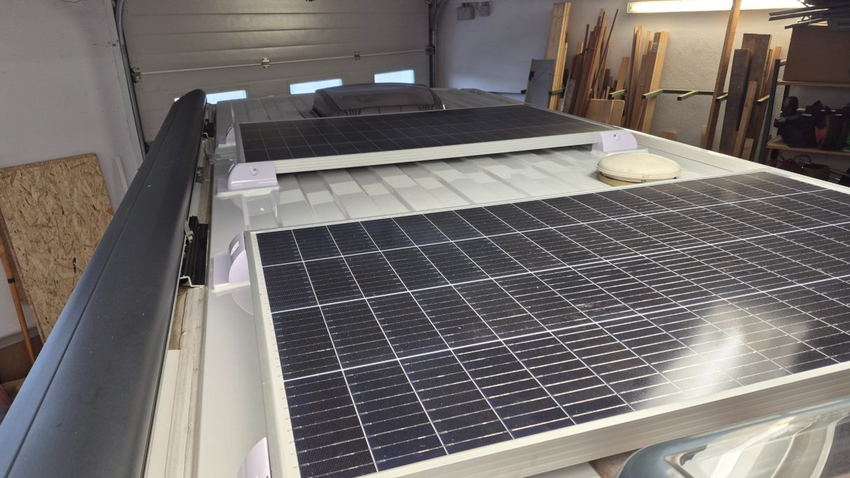 Dach mit Solarpanelen, die in einem gut beleuchteten Raum installiert sind.