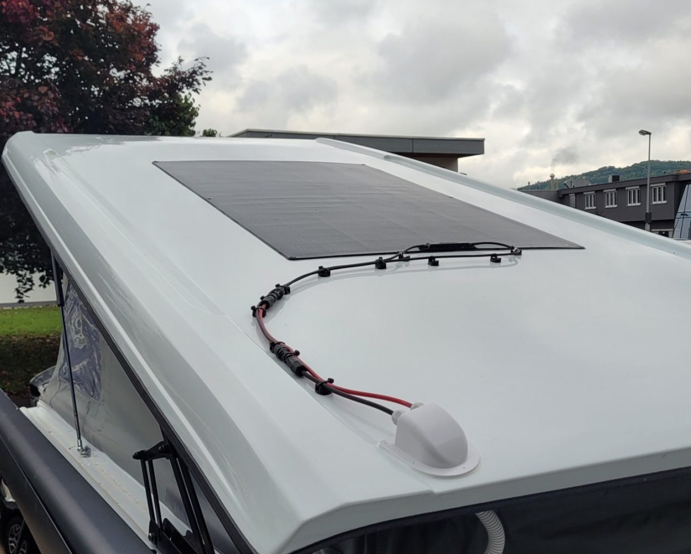 Solar auf Camperdach Solar auf dem Aufstelldach eines Campers in silber - Frontansicht