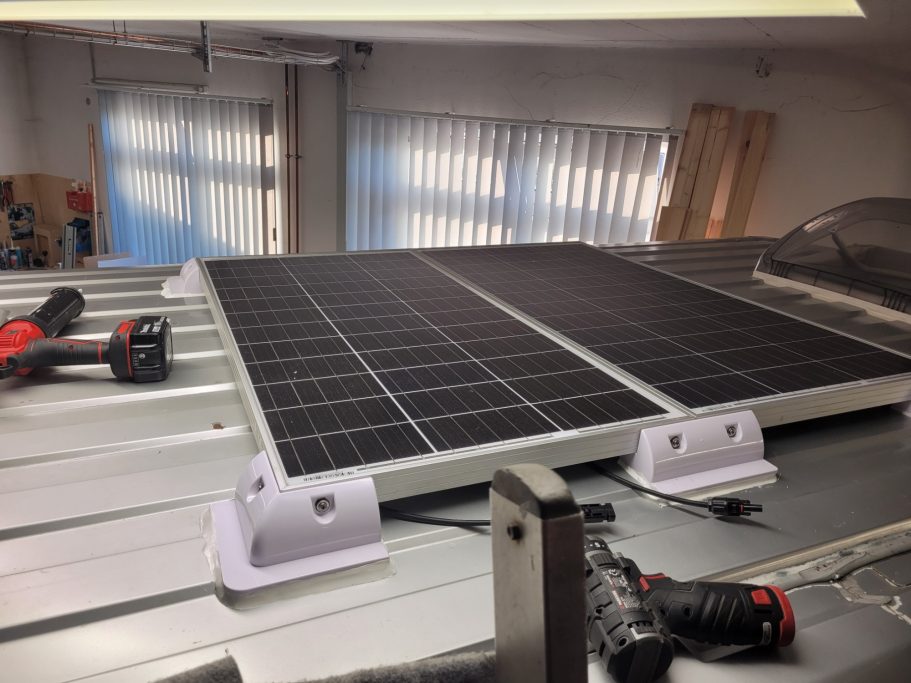 Solarmodul auf einem Dach mit Werkzeugen im Hintergrund.