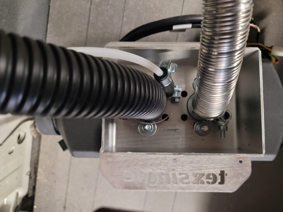 Verbundene Rohre an einer Metallplatte mit Schrauben und einer elektrisch isolierenden Ummantelung.